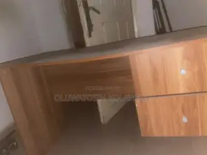 SK Ofishin Tebur Mai 2 Leda