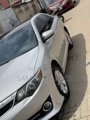 Toyota Camry LE 2.5L 2012 Launin Azurfa