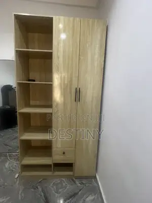 Sallan Zamani Mai Kofofi 2 na Katako Mai Haske tare da Shelves & Leda
