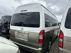 Toyota HiAce 2016 Fari