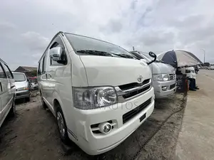 Toyota HiAce 2014 Fari