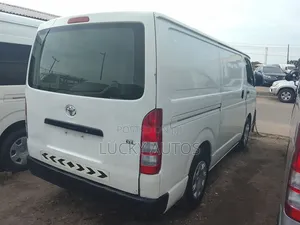 Toyota HiAce 2015 Fari