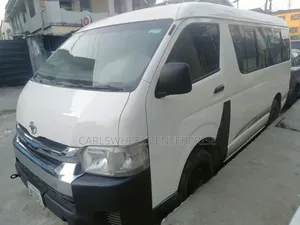 Toyota HiAce 2012 Fari