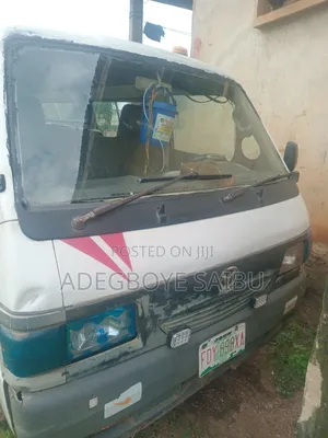 Mazda E2000 Bus 2010 Fari