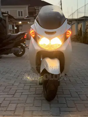 Suzuki Burgman 2015 Fari Scooter