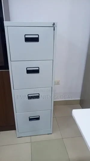 Boss Office Products 4-Drawer File Cabinet tare da Central Lock