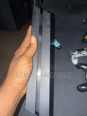 PlayStation 4 - Mai Damar Hacked, Controllers 3, Wasanni 5