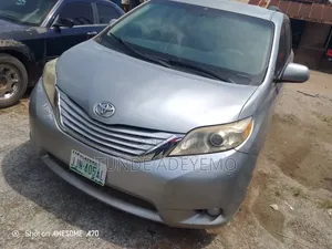 Toyota Sienna 2010 Blue