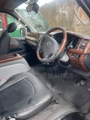 Toyota HiAce 2012 Bus
