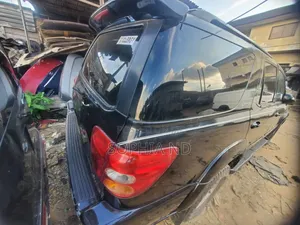 Toyota Sequoia 2004 Baki