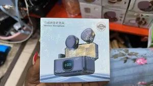 2.4G Wireless Microphone Set tare da Charging Case