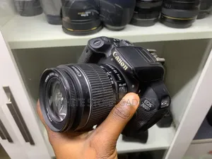 Canon EOS 700D DSLR tare da 18-55mm Lens