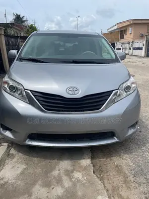 2013 Toyota Sienna - Direct London Used