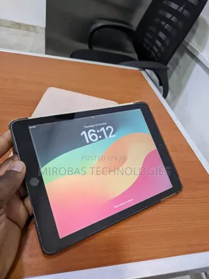 Apple iPad 9.7 32GB Grey (Amfani da UK)