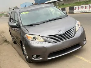 Toyota Sienna XLE Premium 7 Passenger 2017