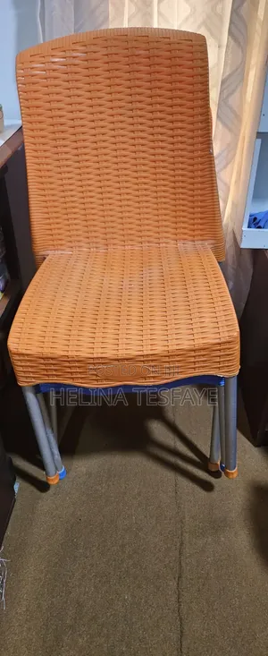 Kujera Mai Ƙarfi Mai Saƙa Da Ƙafafun Ƙarfe