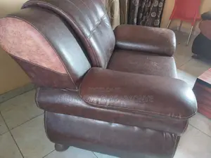 Sofa 2 da 1 da Teburin Tsakiya (An Riga An Yi Amfani Da Su)
