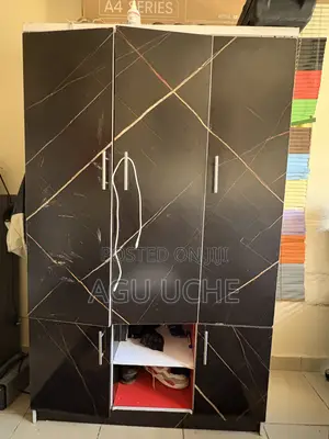 Wardrobe Mai Kyau Don Siyarwa - Mai Tsabta Kuma Mai Araha