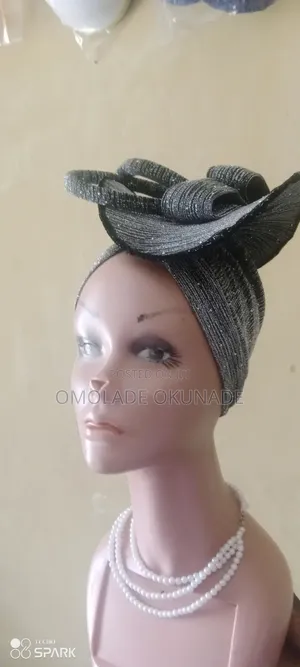 Kayan Kai na Mata na Gucci da Fascinator - Baki