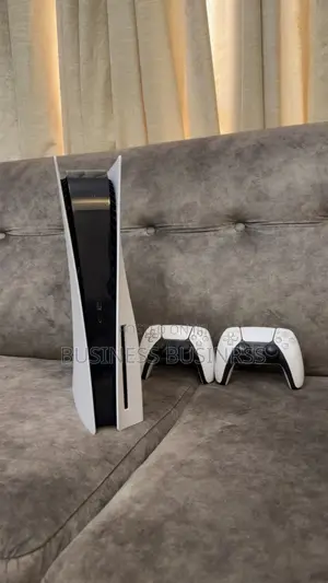 An Yi Amfani Da PS5 Disc Edition Tare Da Masu Sarrafa 2
