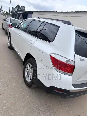 Toyota Highlander SE 2011 White