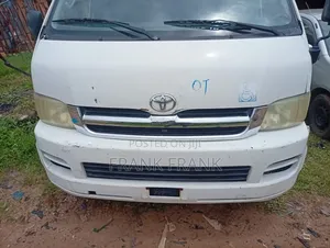 Toyota HiAce 2010 Fari
