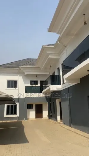 Furnished 3-Bedroom Townhouse/Terrace a Jahi Sayarwa