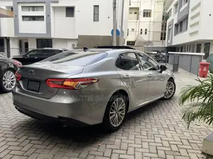 2018 Toyota Camry XLE V6 Silver