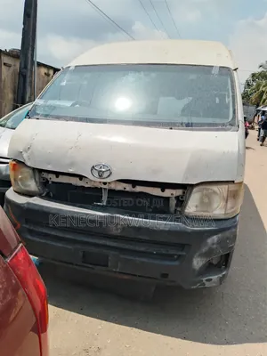 Toyota HiAce 2012 Fari
