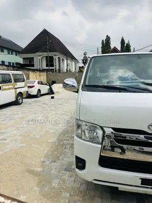 Toyota HiAce 2014 Fari