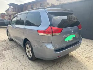 Toyota Sienna LE 7-Fitar Da Zama 2012 Blue