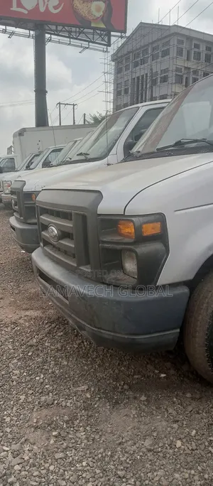 Ford E250 Cargo Van 2014 Fari