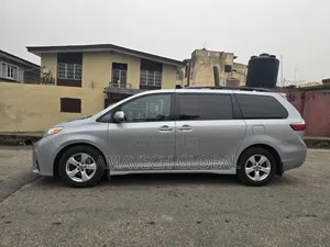 Toyota Sienna LE FWD Minivan ta 2020