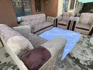 Home Interiors 4-Gado Mai Zama Tare Da Kujeru Biyu
