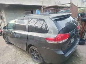 Toyota Sienna LE FWD 8-Fadanci 2013