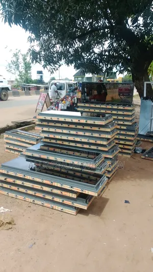 Tushen Gilashi Mara Tsari Tare da Borin Karfe da Aka Rufe da Net Mai Juyawa