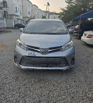 Toyota Sienna LE AWD (3.5L) 2018 Silver - Foreign Used