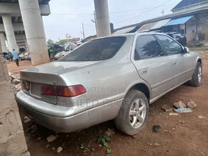 Toyota Camry LE Sedan ta 2001