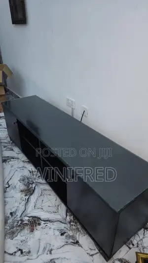 TV Stand na Katako da Sama na Gilashi