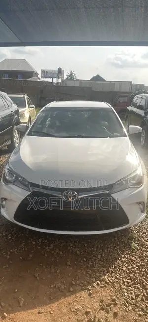 Toyota Camry SE 2.5L 2017 Fari