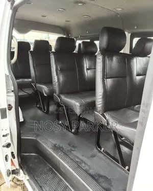 Toyota HiAce 2012 Fari