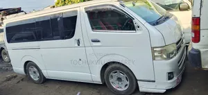 Toyota HiAce 2012 Fari