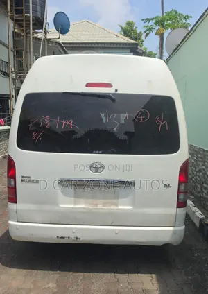 Toyota HiAce 2015 Fari