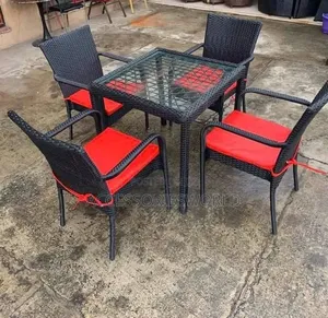 Premium 4-Seater Rattan Outdoor Dining Set tare da Red Cushions