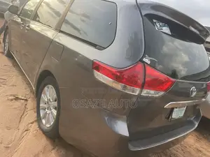 Toyota Sienna 2010 Pearl