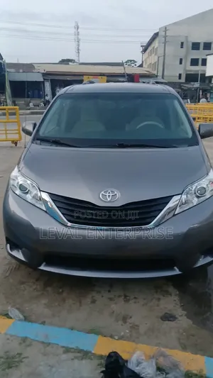 2014 Toyota Sienna LE 8-Passenger Minivan