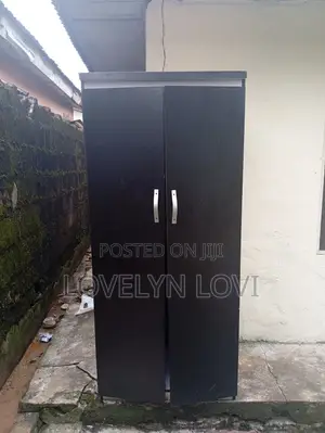 Wardrobe Brown Mai Ƙarfi, Kamar Sabo