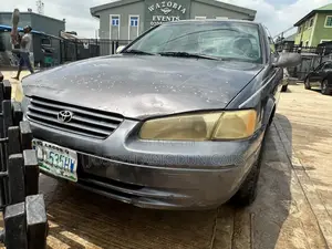Toyota Camry LE Sedan ta 2001
