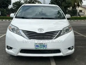 Toyota Sienna XLE AWD 7-Fitar Da Zama 2013