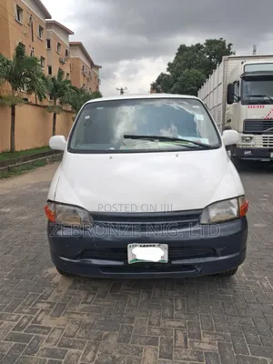 Toyota HiAce Bus 2005 - Fari